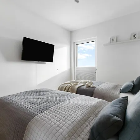 Ocean View 14 *